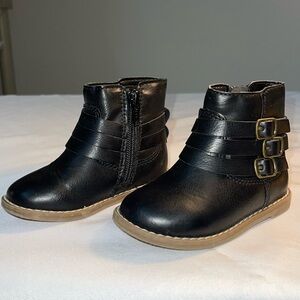Old Navy size 5 black boots with buckles, new
